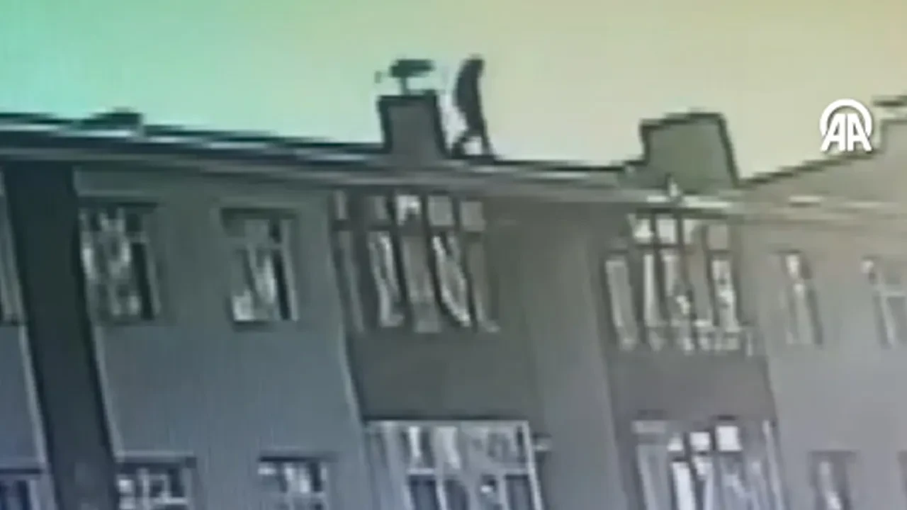 Bacayı temizlerken çatıdan düşüp hayatını kaybetti