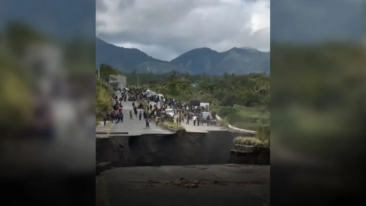 Endonezya’da 4 şeritli yol aniden çöktü! O anlar anbean kaydedildi