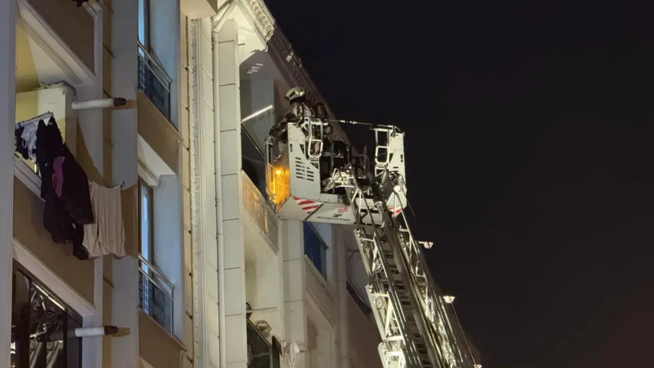 Esenyurt'ta 5 katlı binada korkutan yangın! 