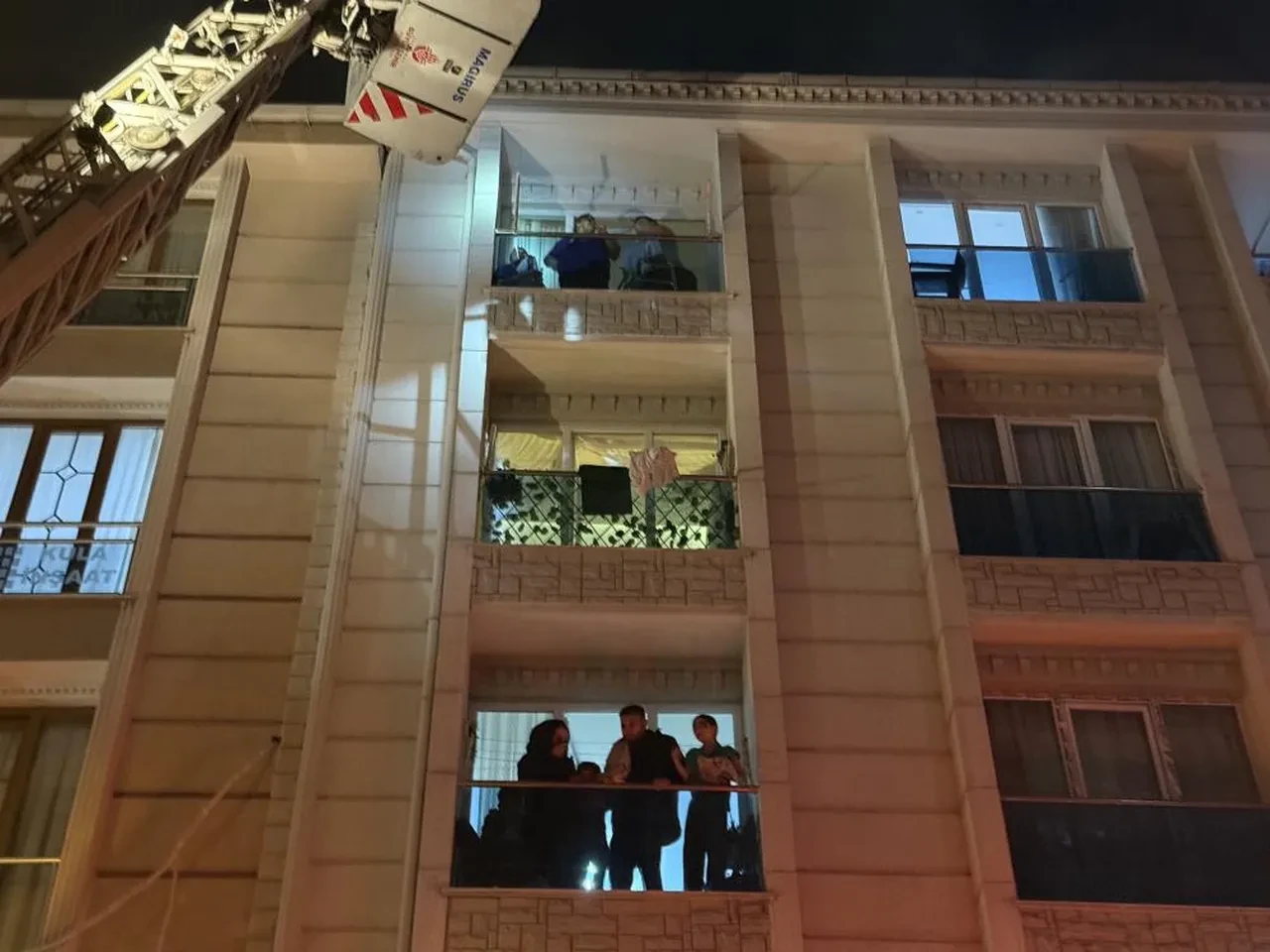 Esenyurt'ta 5 katlı binada korkutan yangın! 