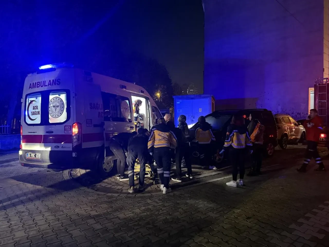 Esenyurt'ta 5 katlı binada korkutan yangın! 