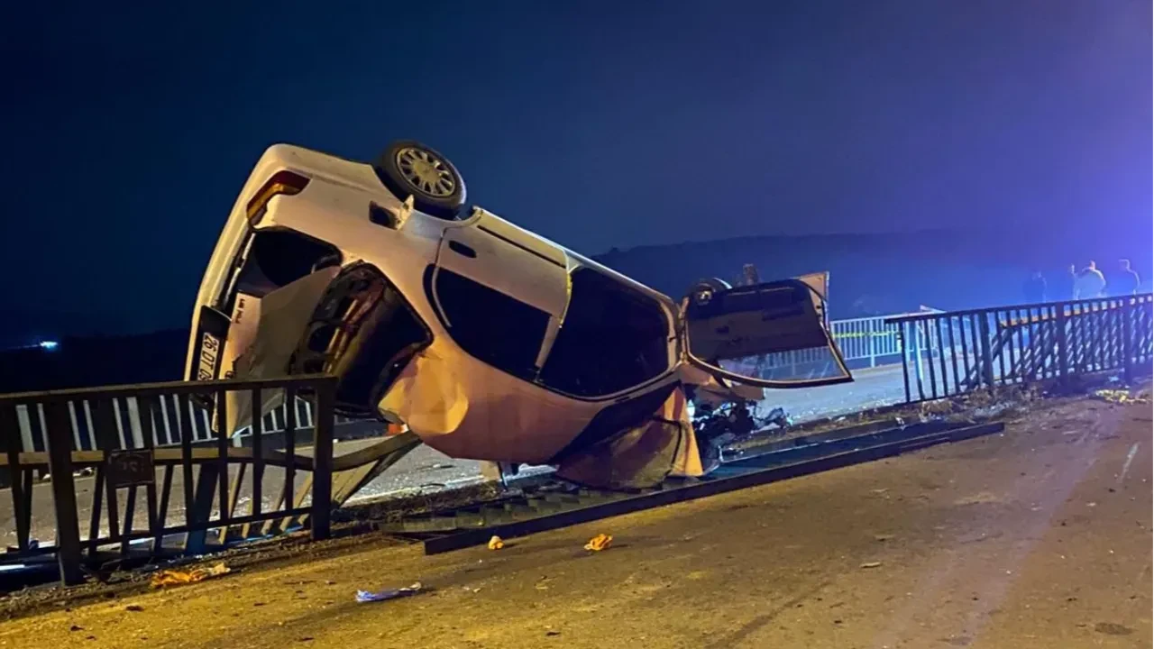Köprüde korkunç kaza! Otomobil hurdaya döndü: Ölü ve yaralılar var