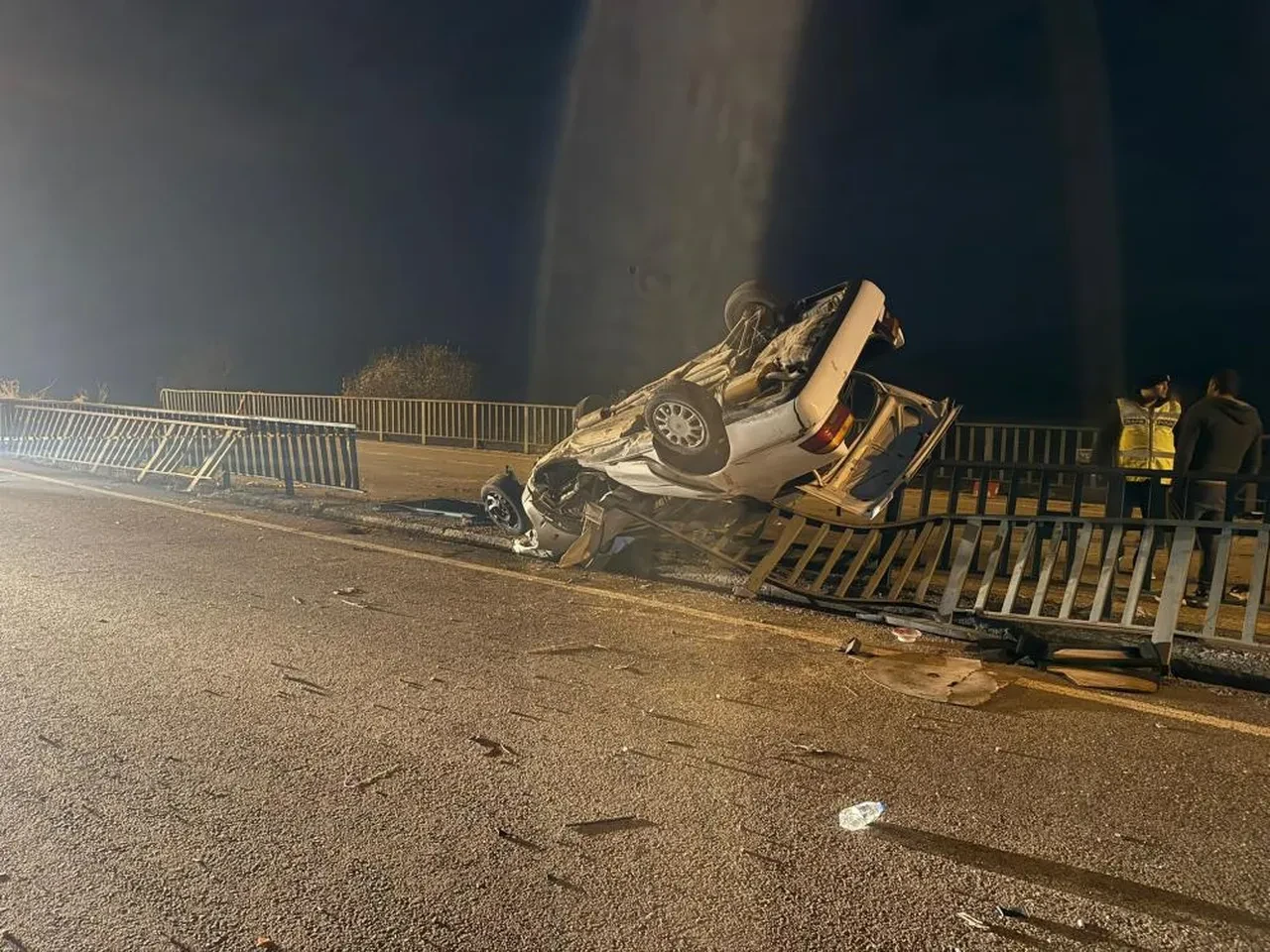 Köprüde korkunç kaza! Otomobil hurdaya döndü: Ölü ve yaralılar var