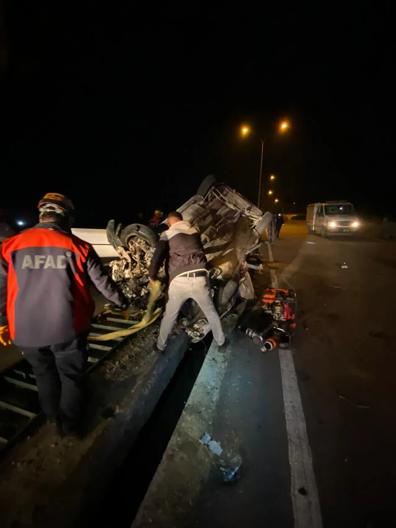 Köprüde korkunç kaza! Otomobil hurdaya döndü: Ölü ve yaralılar var