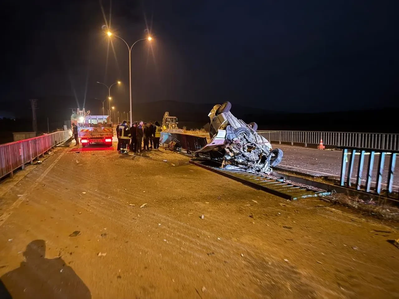 Köprüde korkunç kaza! Otomobil hurdaya döndü: Ölü ve yaralılar var
