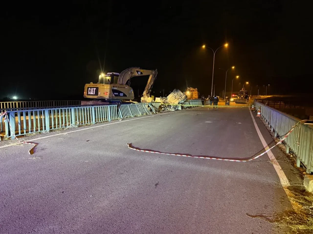 Köprüde korkunç kaza! Otomobil hurdaya döndü: Ölü ve yaralılar var