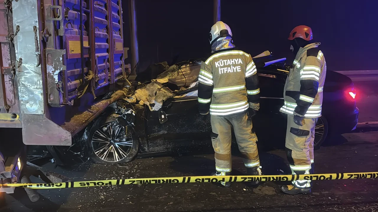 Kütahya'da yoğun sis faciası! Otomobil tıra saplandı: 4 ölü
