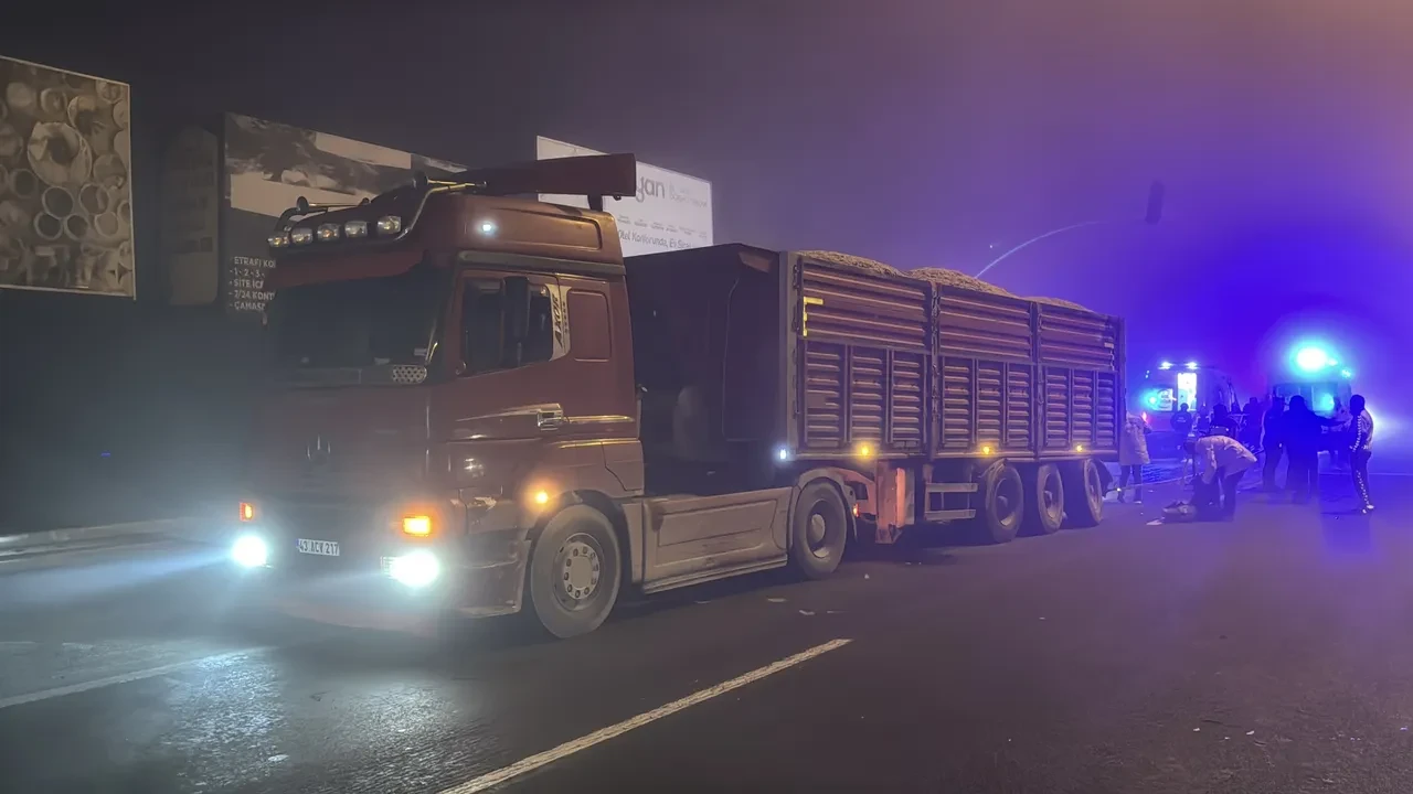 Kütahya'da yoğun sis faciası! Otomobil tıra saplandı: 4 ölü