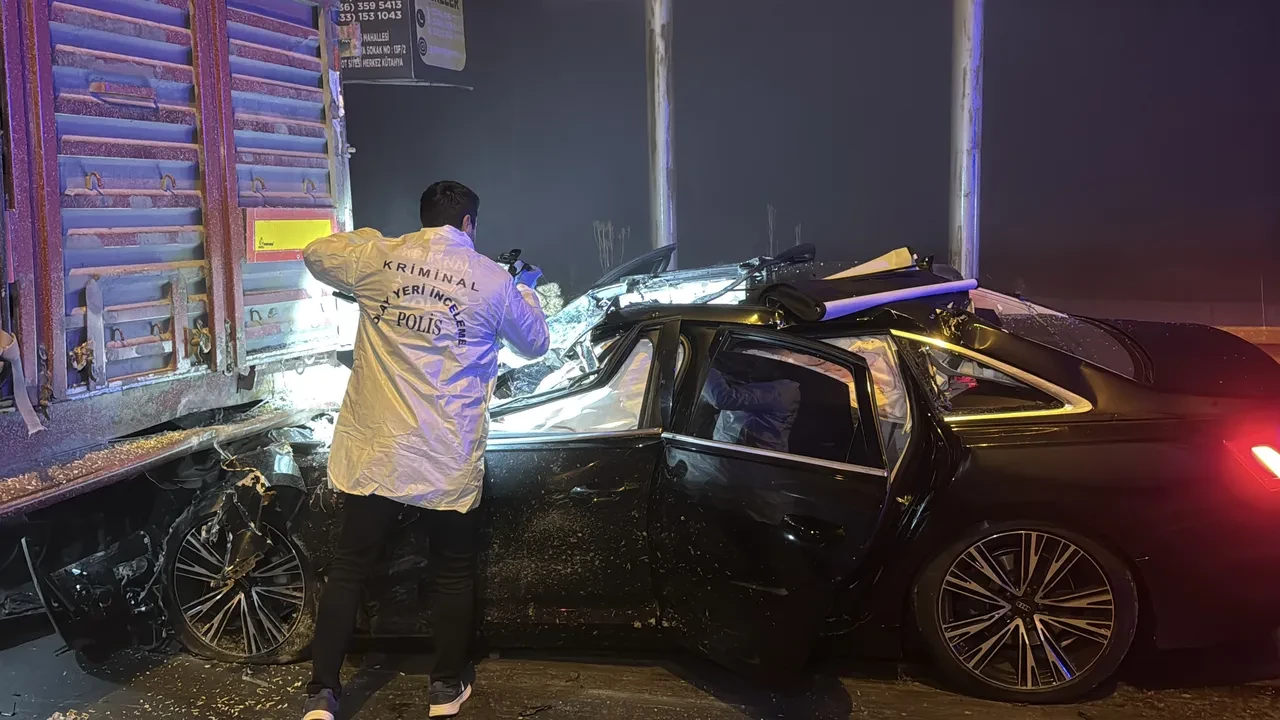 Kütahya'da yoğun sis faciası! Otomobil tıra saplandı: 4 ölü