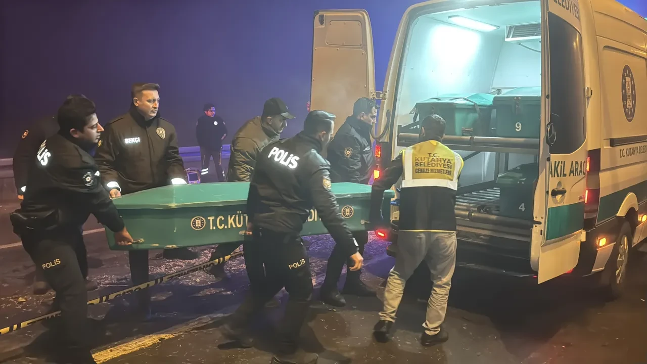 Kütahya'da yoğun sis faciası! Otomobil tıra saplandı: 4 ölü