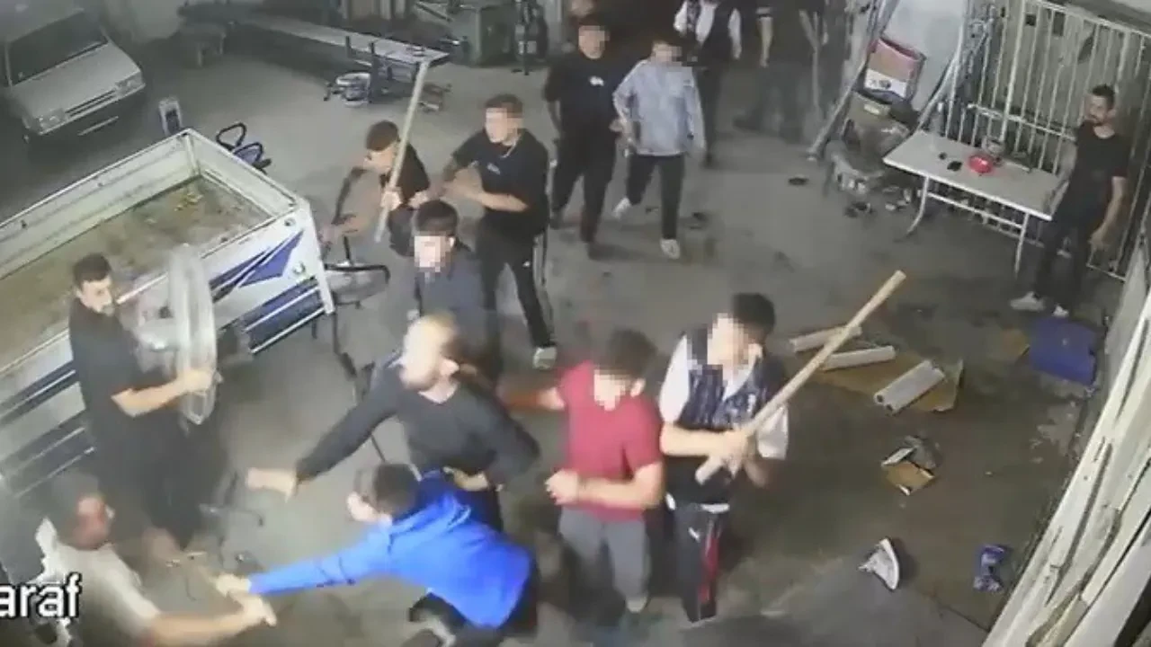 Meydan savaşı gibi kavga! Sopa, kürek ve av tüfeğiyle birbirlerine saldırdılar 