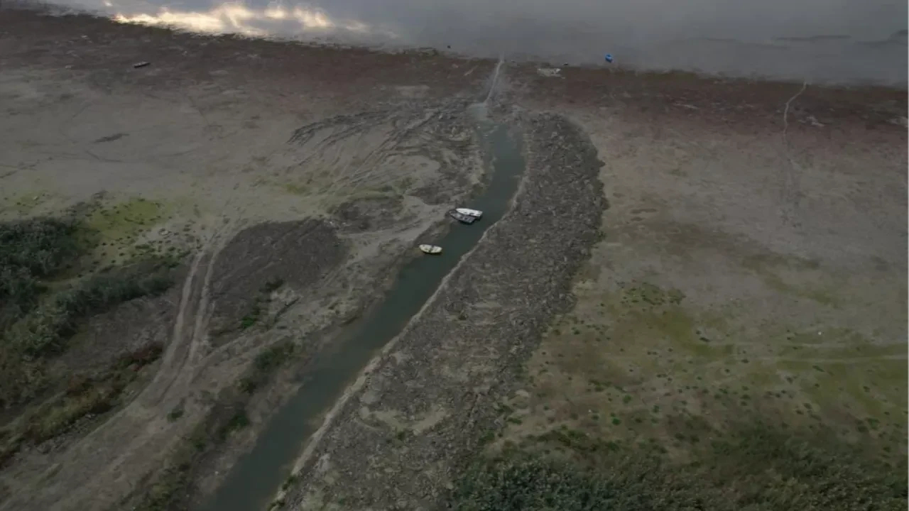 Milyonlarca vatandaş susuzlukla karşı karşıya! Göl çekildi, kayıklar karaya oturdu