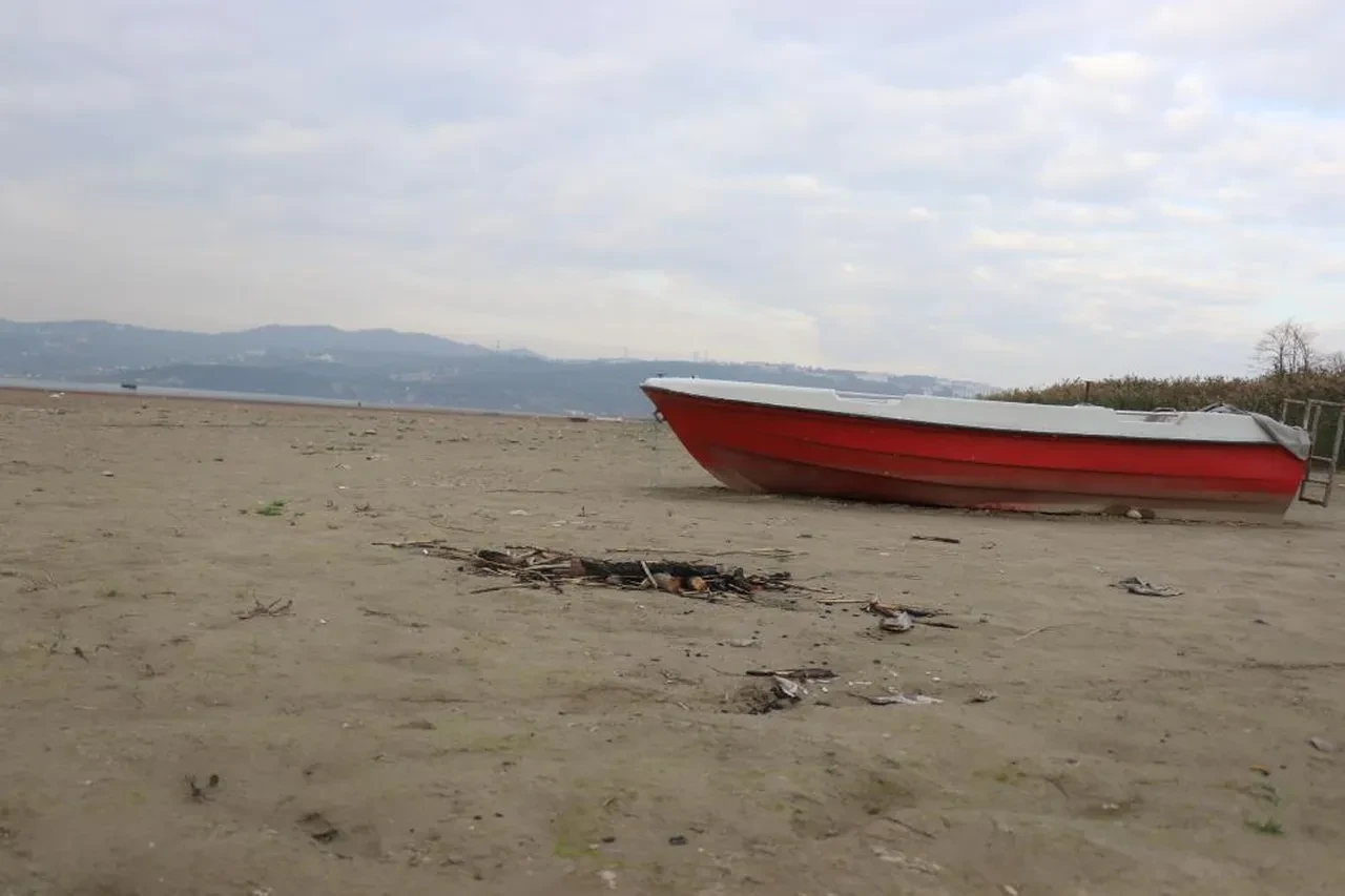 Milyonlarca vatandaş susuzlukla karşı karşıya! Göl çekildi, kayıklar karaya oturdu