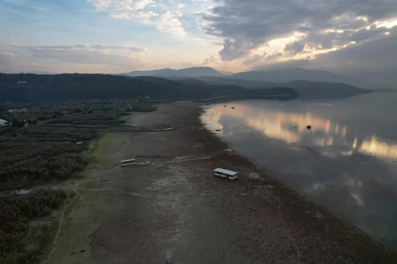 Milyonlarca vatandaş susuzlukla karşı karşıya! Göl çekildi, kayıklar karaya oturdu