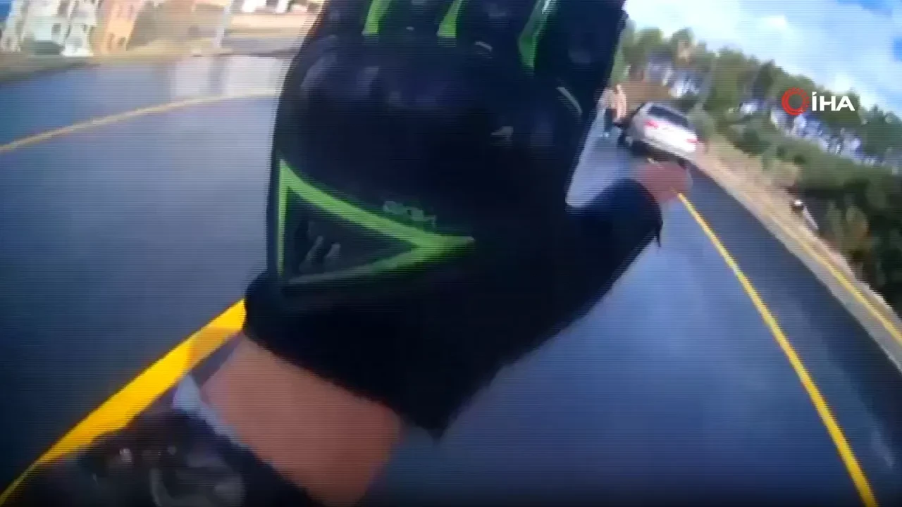 Motosiklet sürücüsü metrelerce sürüklendi! Yardımına koşan araç sürücüsü yürekleri ısıttı