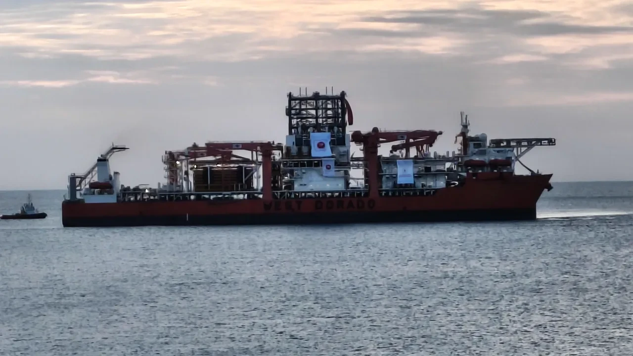 Türkiye'nin 6'ıncı sondaj gemisi Taşucu Limanı'na yanaştı