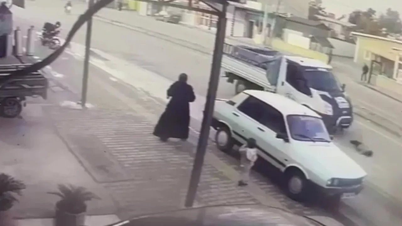  Adana'da korkunç kaza: Kamyonetin çarptığı 5 yaşındaki engelli çocuk ağır yaralandı