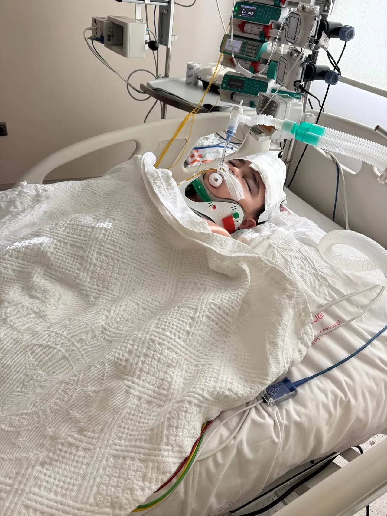  Adana'da korkunç kaza: Kamyonetin çarptığı 5 yaşındaki engelli çocuk ağır yaralandı