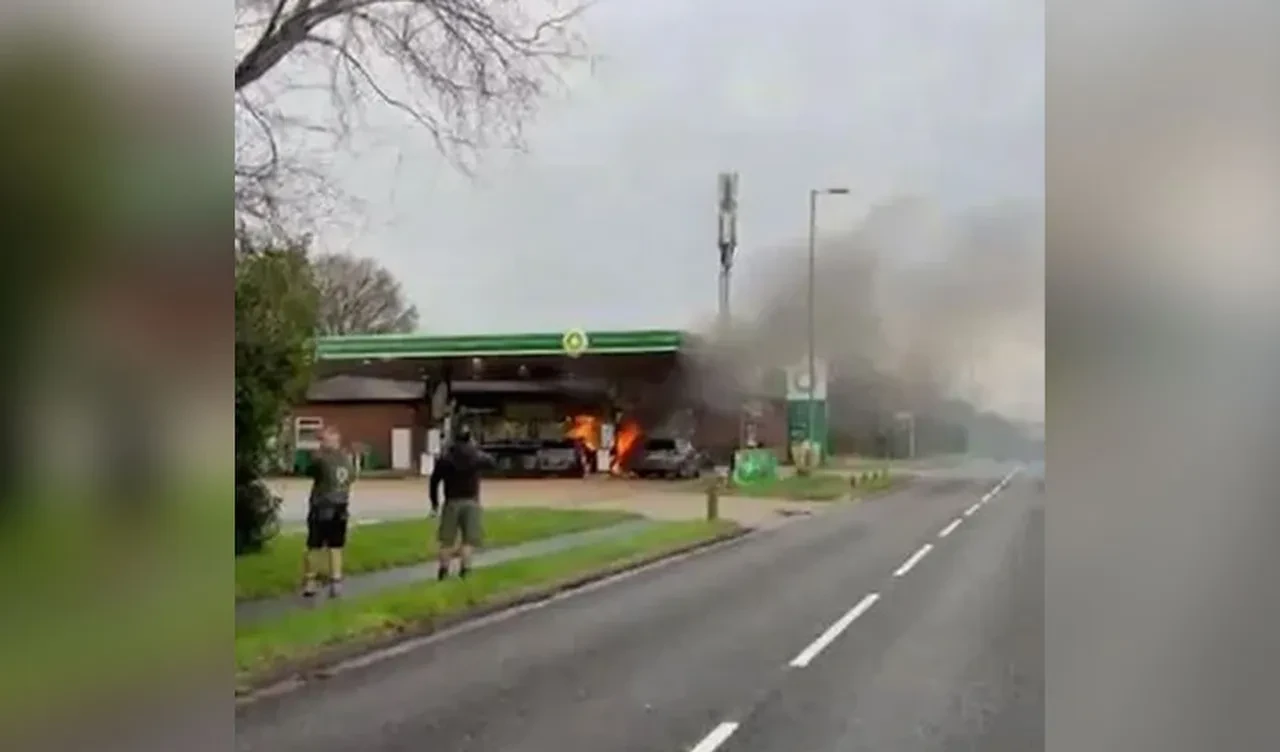 Benzin istasyonuna baltalı saldırı! Alevler bir anda her yere yayıldı