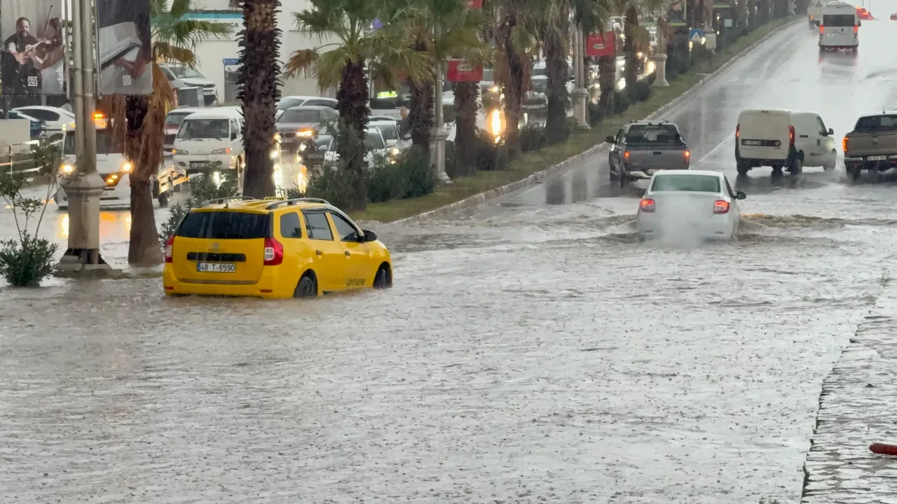 Bodrum'da sağanak yağış hayatı felç etti! Yollar göle döndü, araçlar suya gömüldü 
