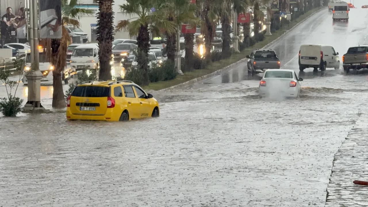 Bodrum'da sağanak yağış hayatı felç etti! Yollar göle döndü, araçlar suya gömüldü