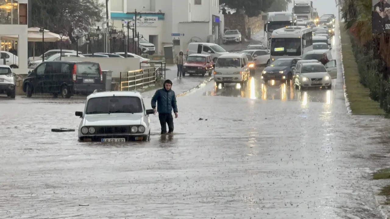 Bodrum'da sağanak yağış hayatı felç etti! Yollar göle döndü, araçlar suya gömüldü