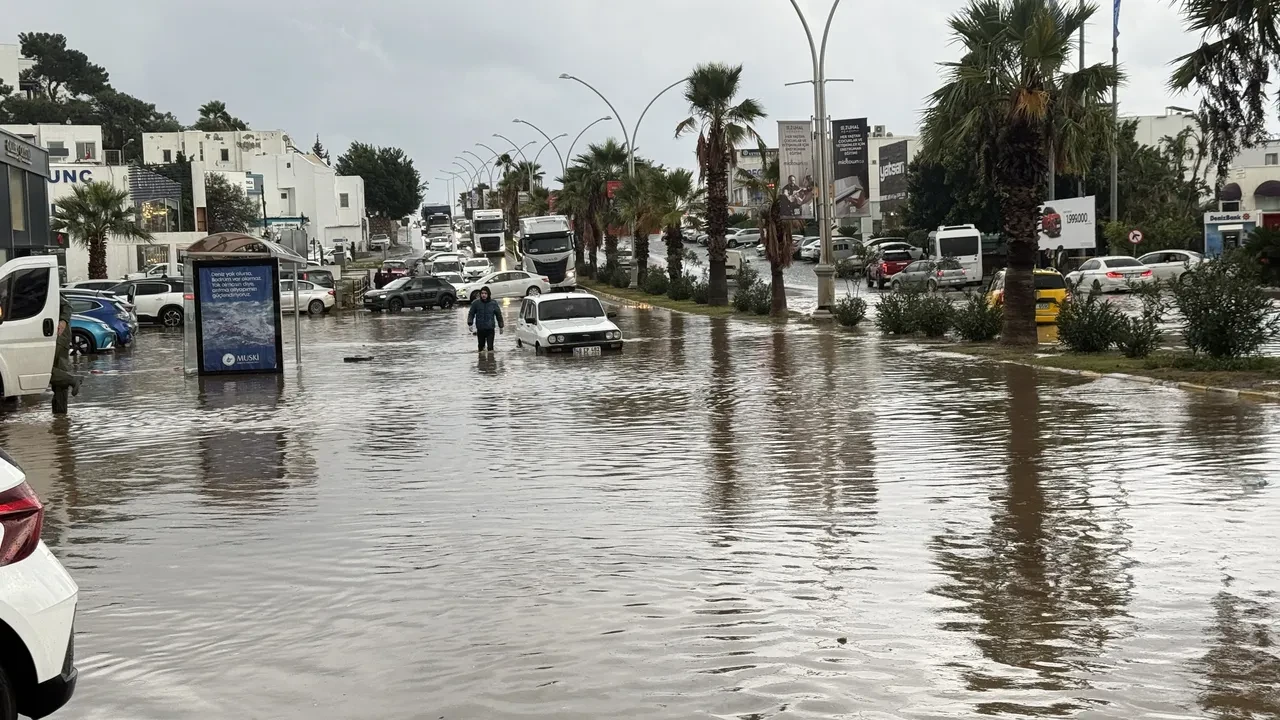 Bodrum'da sağanak yağış hayatı felç etti! Yollar göle döndü, araçlar suya gömüldü