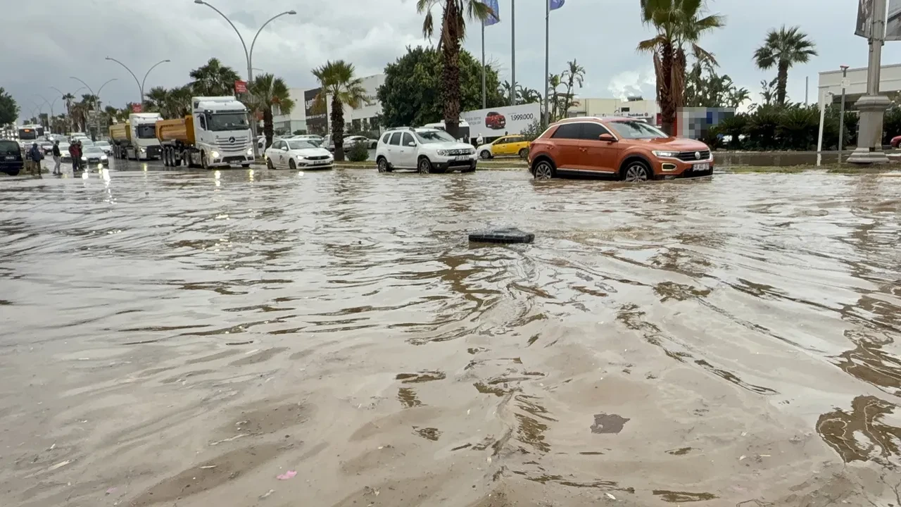 Bodrum'da sağanak yağış hayatı felç etti! Yollar göle döndü, araçlar suya gömüldü