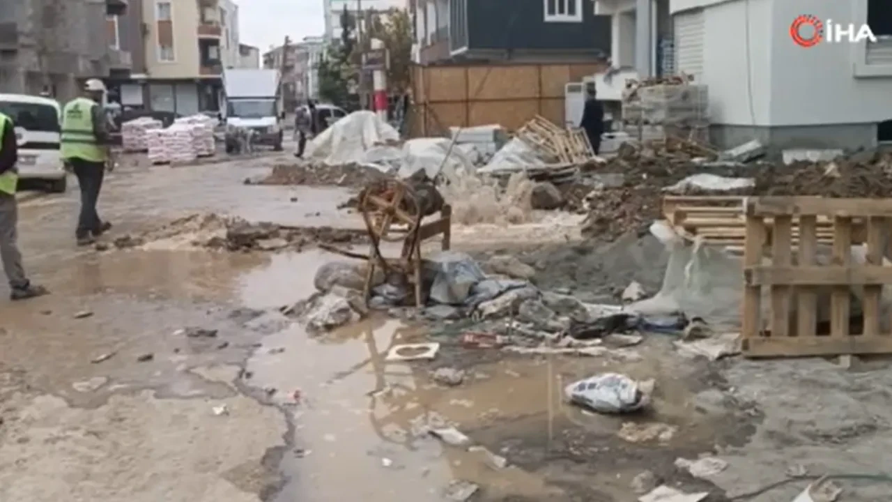 Bütün mahalleyi bir anda koku sardı! Adıyaman'da delinen doğal gaz borusu paniği!