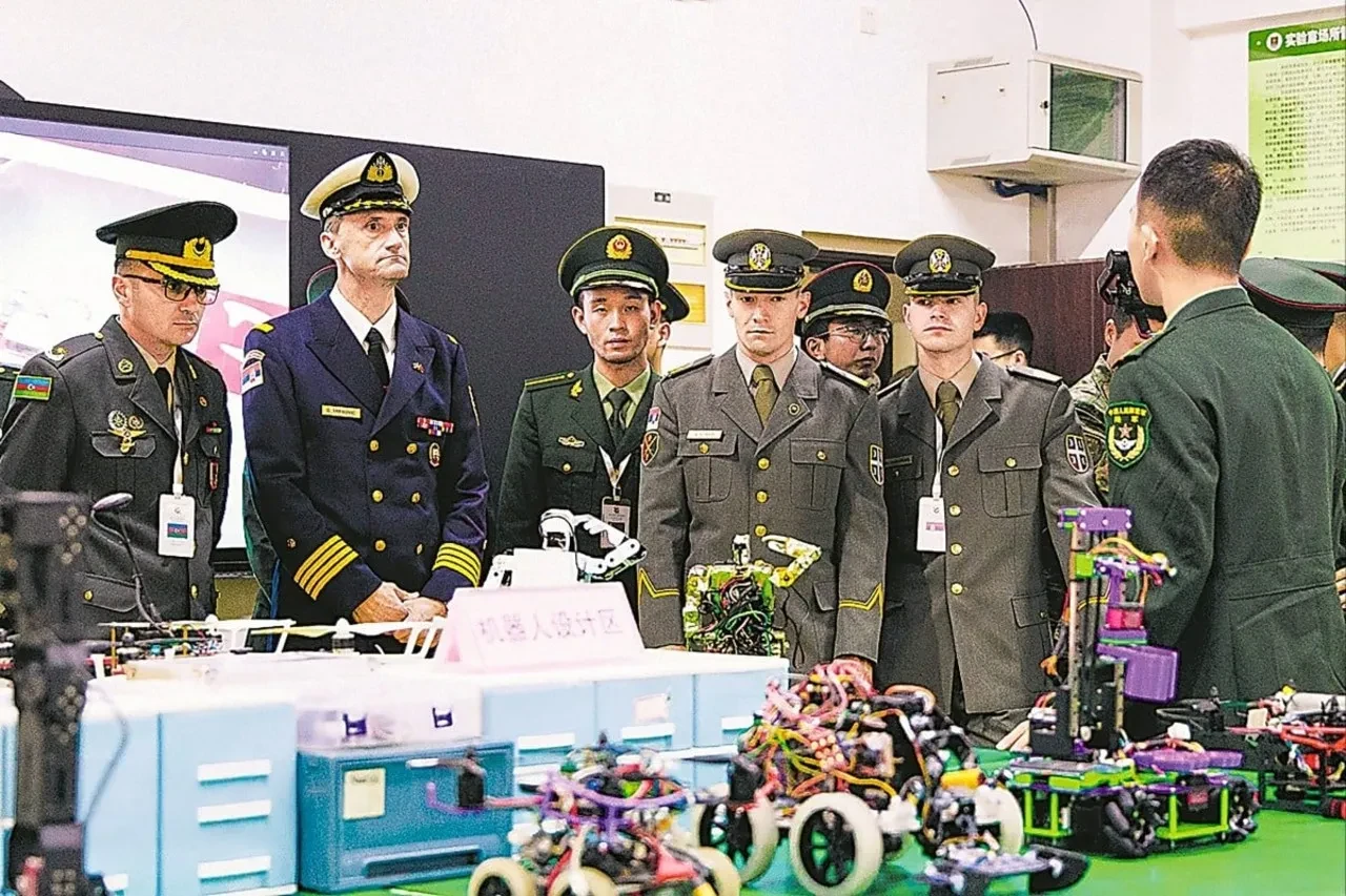 Çin askeri robotunu tanıttı! Mayın tarlalarına girecek, bombayı imha edecek