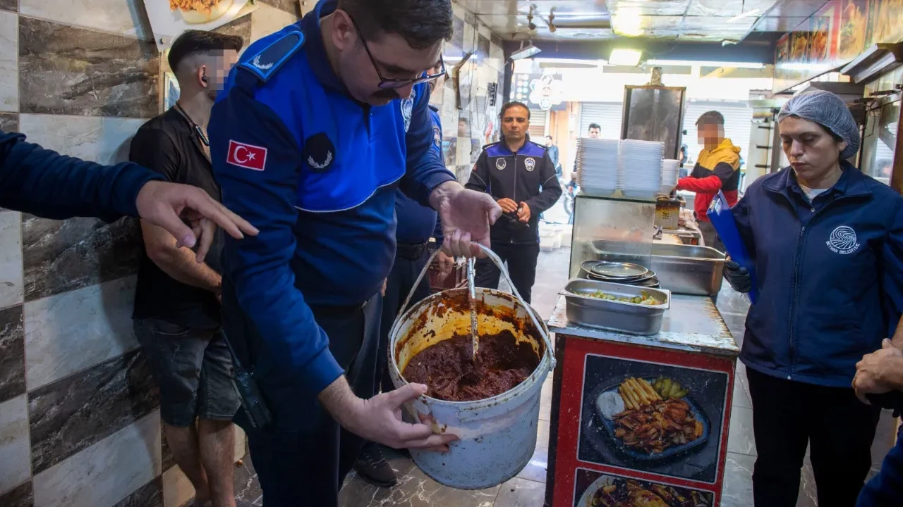 Dönerciden mide bulandıran görüntüler! Mühürlendi ve faaliyetine son verildi