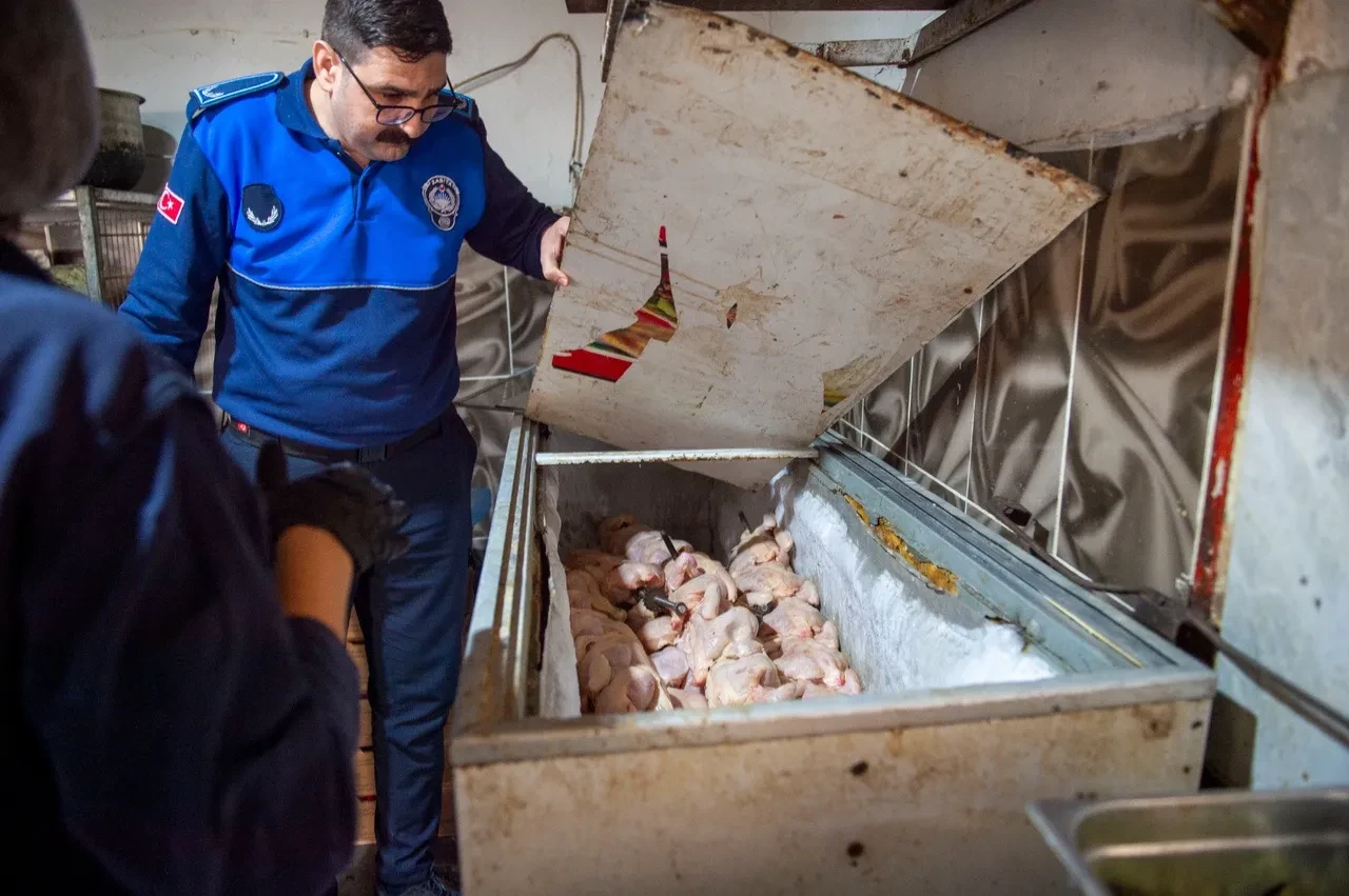Dönerciden mide bulandıran görüntüler! Mühürlendi ve faaliyetine son verildi