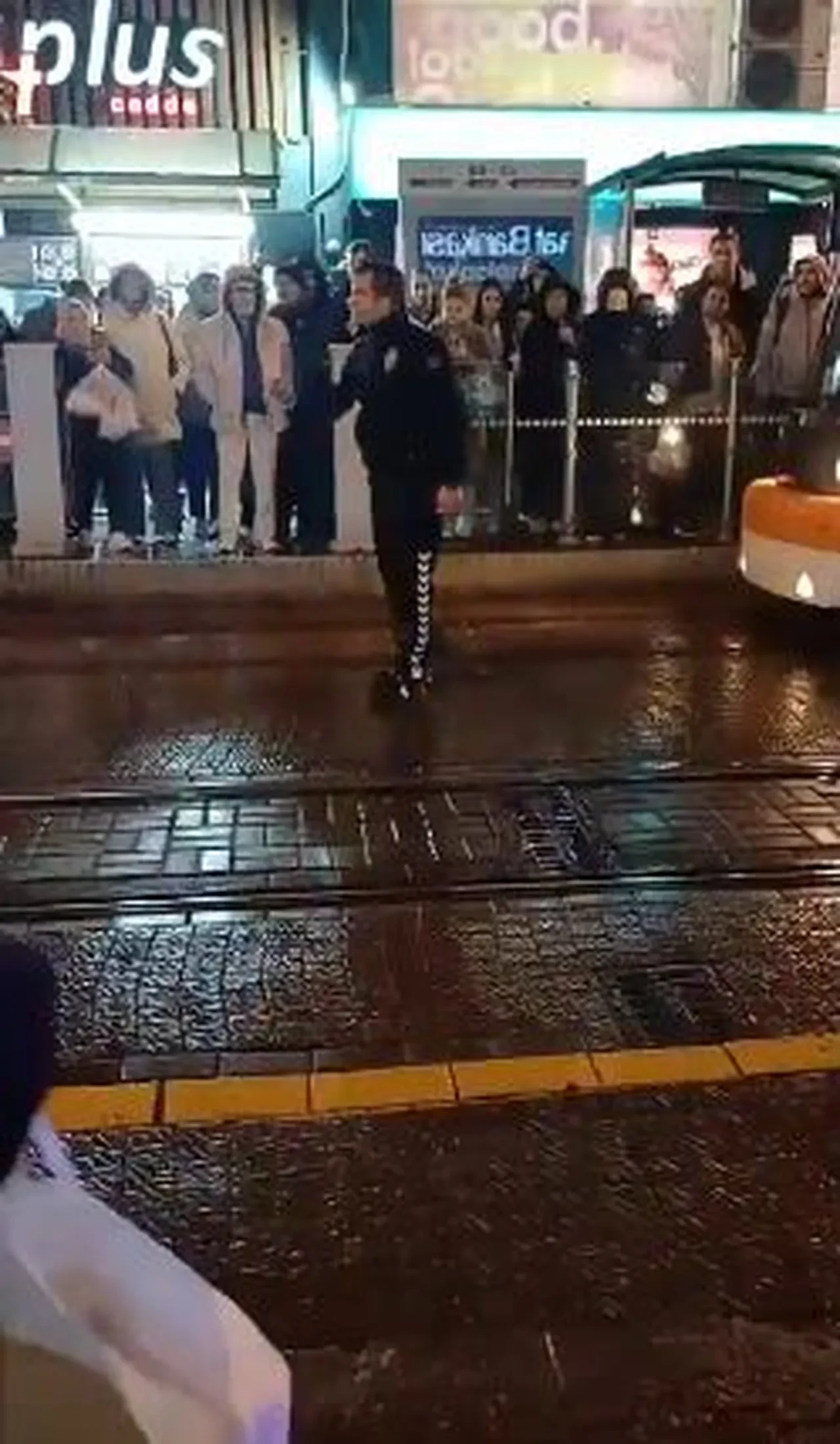 Eskişehir'de bir polis sokakta Terörsüz Türkiye sürecini eleştirdi! EGM inceleme başlattı