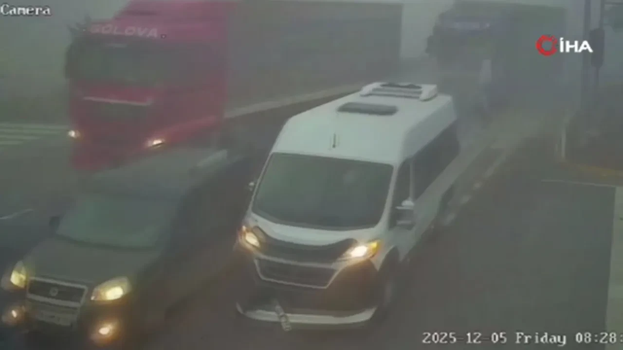 Faciadan dönülmüş! 20 kişinin yaralandığı kaza anı kamerada