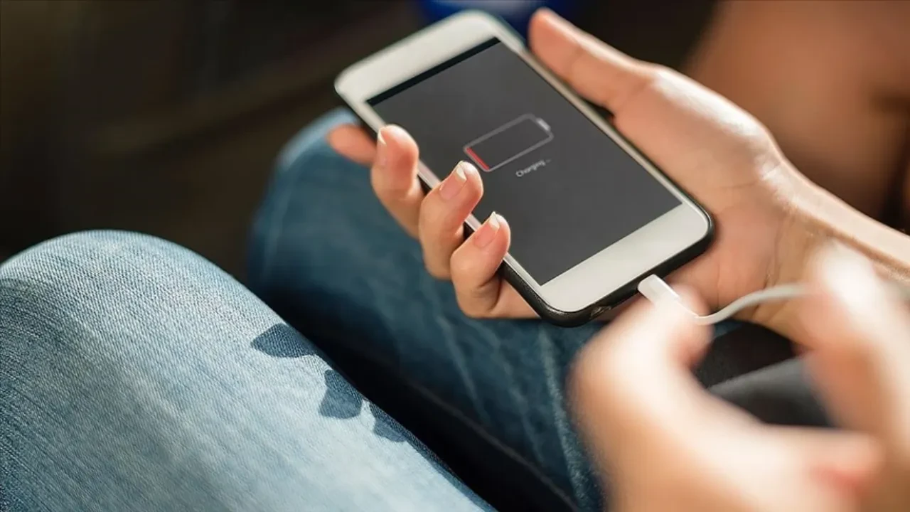 Halka açık yerlerde telefonunuzu şarj ederken iki kere düşünün! 