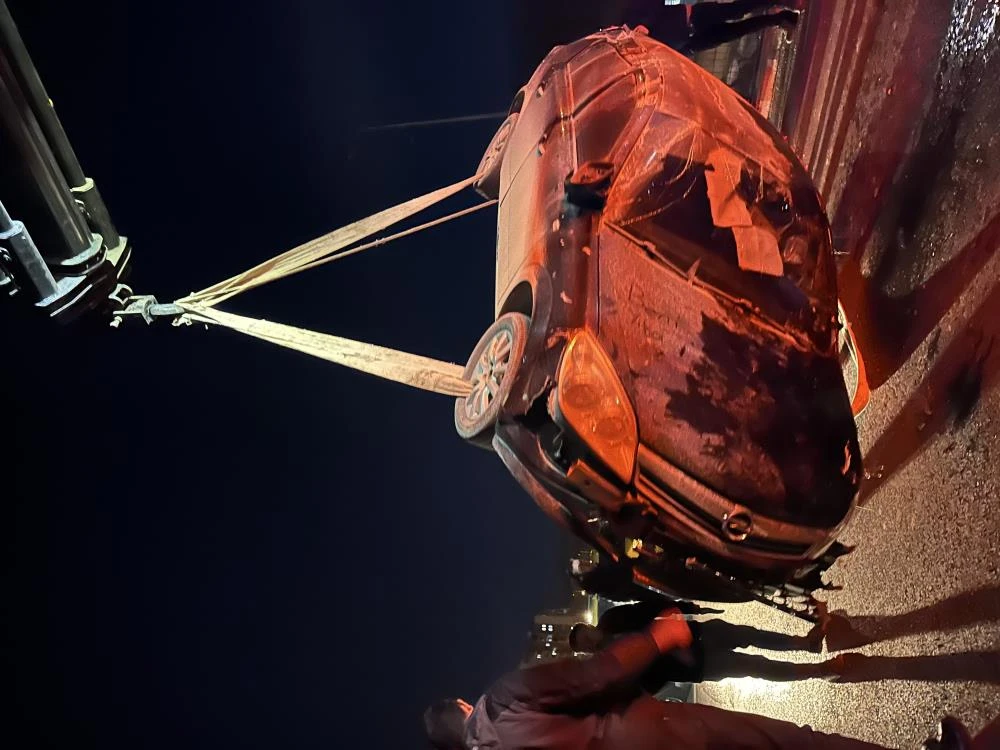 Yüksekova'da otomobil su kanalı korkuluklarını parçalayıp kanala uçtu