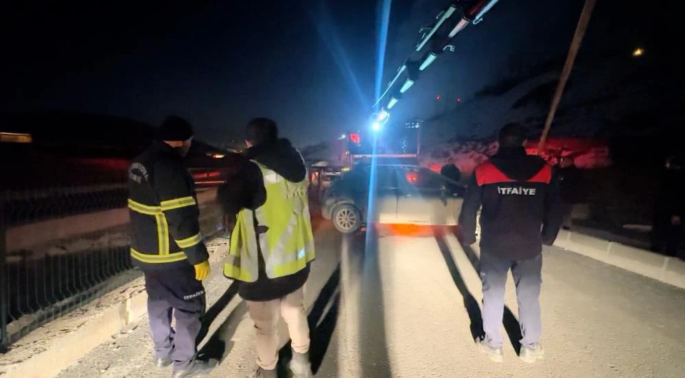 Yüksekova'da otomobil su kanalı korkuluklarını parçalayıp kanala uçtu