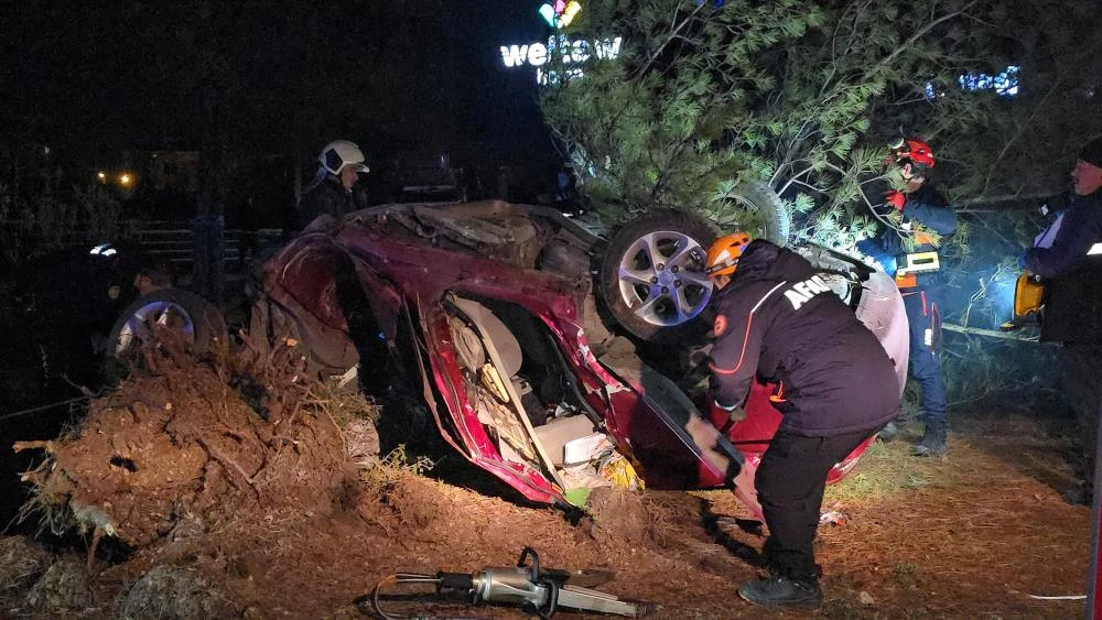 Karabük’te feci kaza: Otomobil ağacı kökünden söktü! Emekli ormancı olay yerinde can verdi