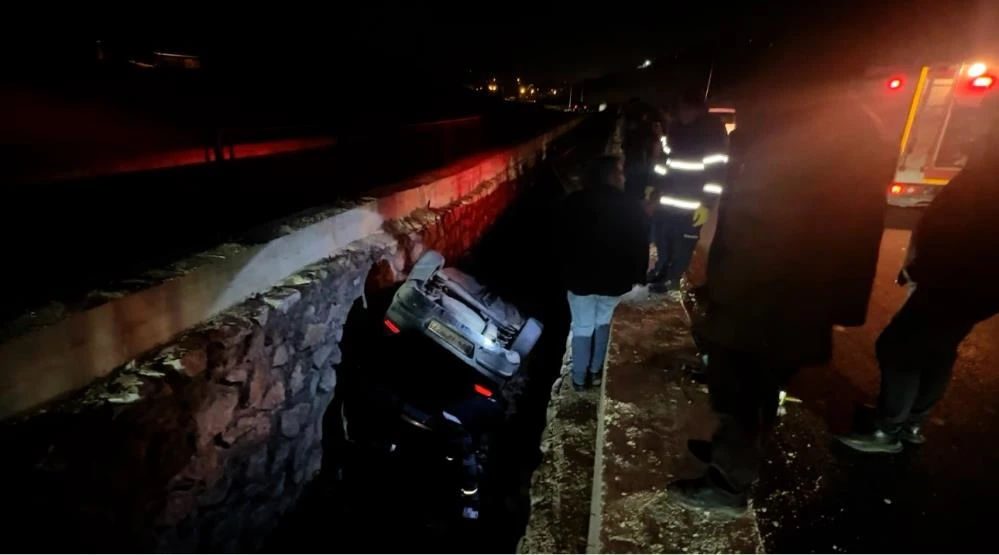 Yüksekova'da otomobil su kanalı korkuluklarını parçalayıp kanala uçtu