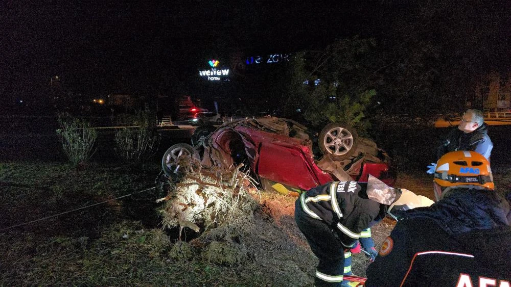 Karabük’te feci kaza: Otomobil ağacı kökünden söktü! Emekli ormancı olay yerinde can verdi