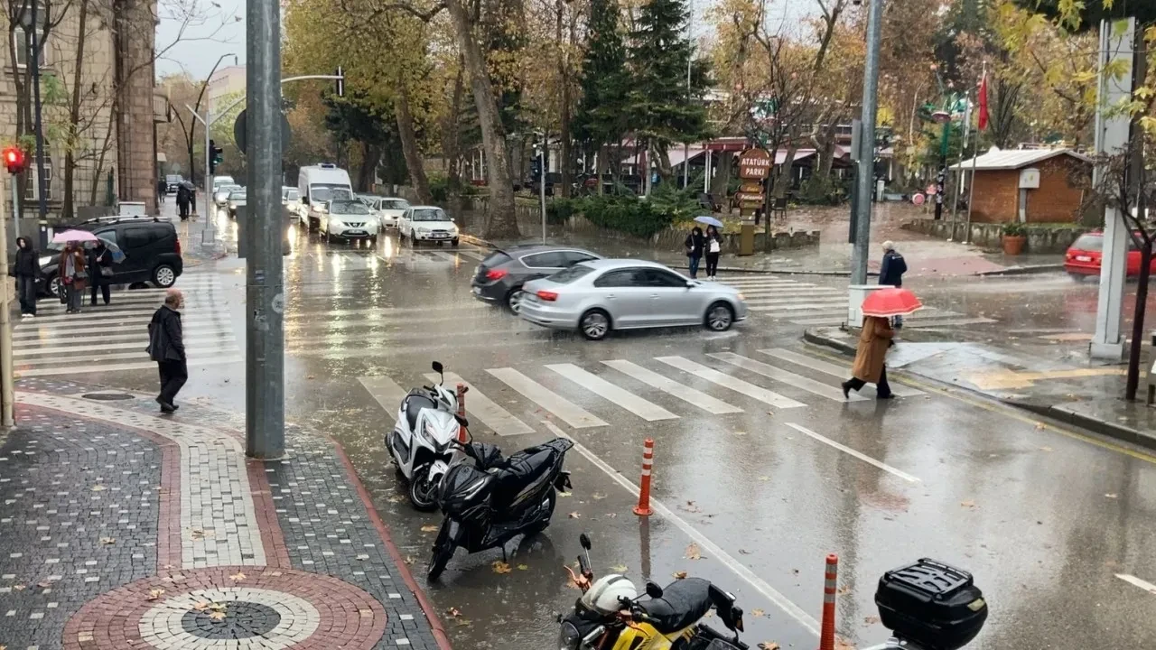 Isparta'da akşam saatlerinde şiddetli yağmur: Yollar göle döndü, trafik kilitlendi!