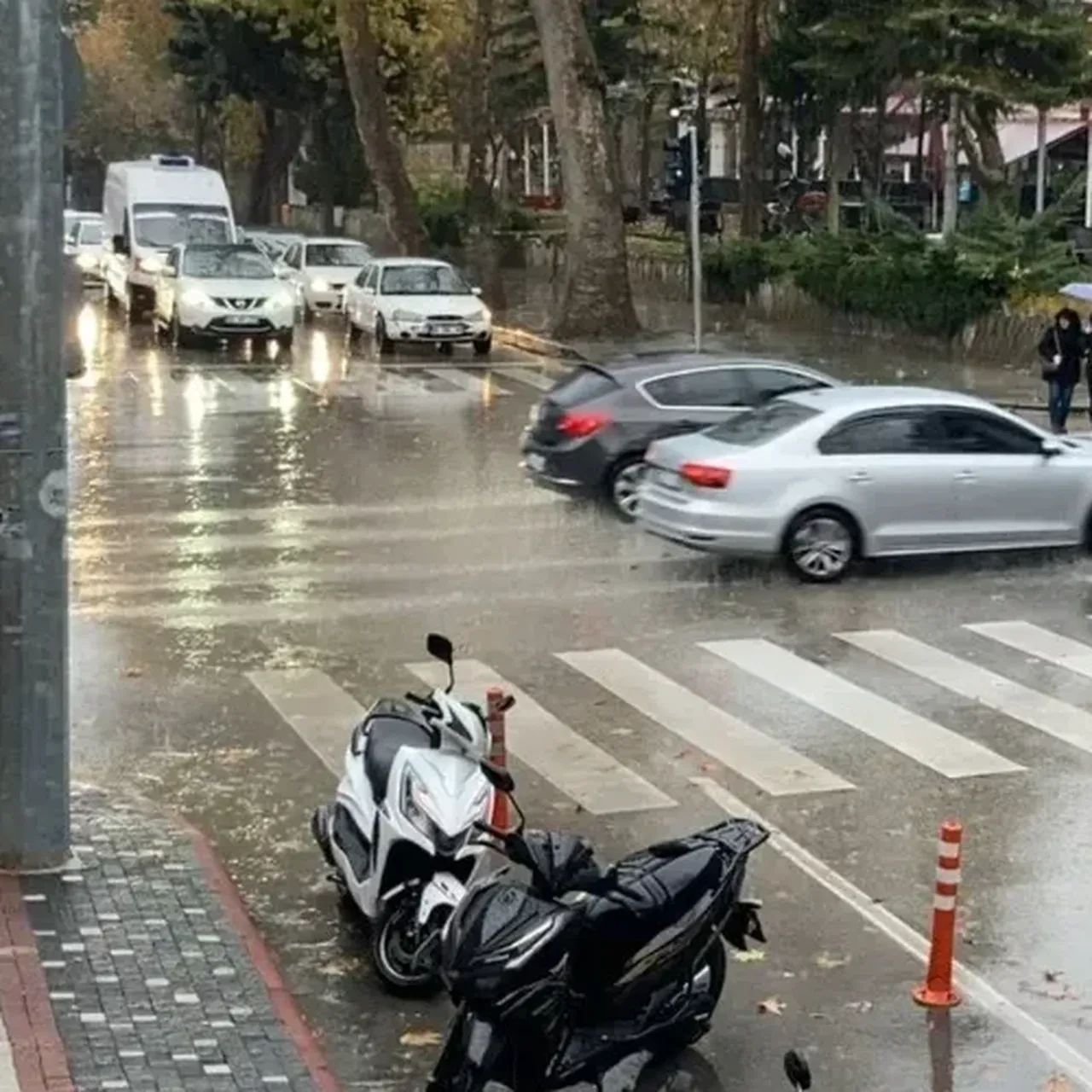 Isparta'da akşam saatlerinde şiddetli yağmur: Yollar göle döndü, trafik kilitlendi!