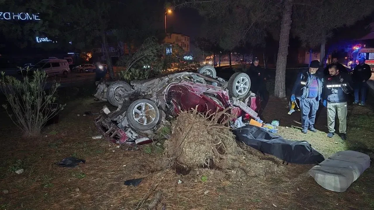 Karabük’te feci kaza: Otomobil ağacı kökünden söktü! Emekli ormancı olay yerinde can verdi