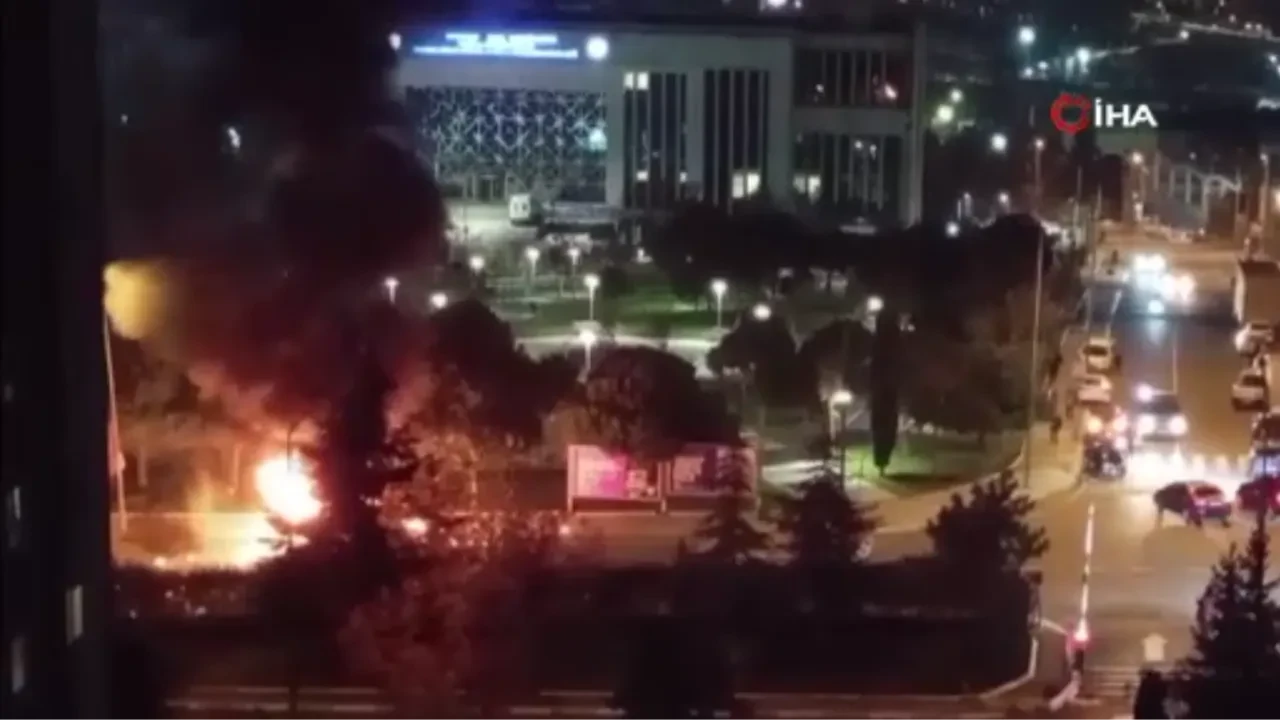 Küçükçekmece’de seyir halindeki otomobil alev topuna döndü! O anlar kamerada