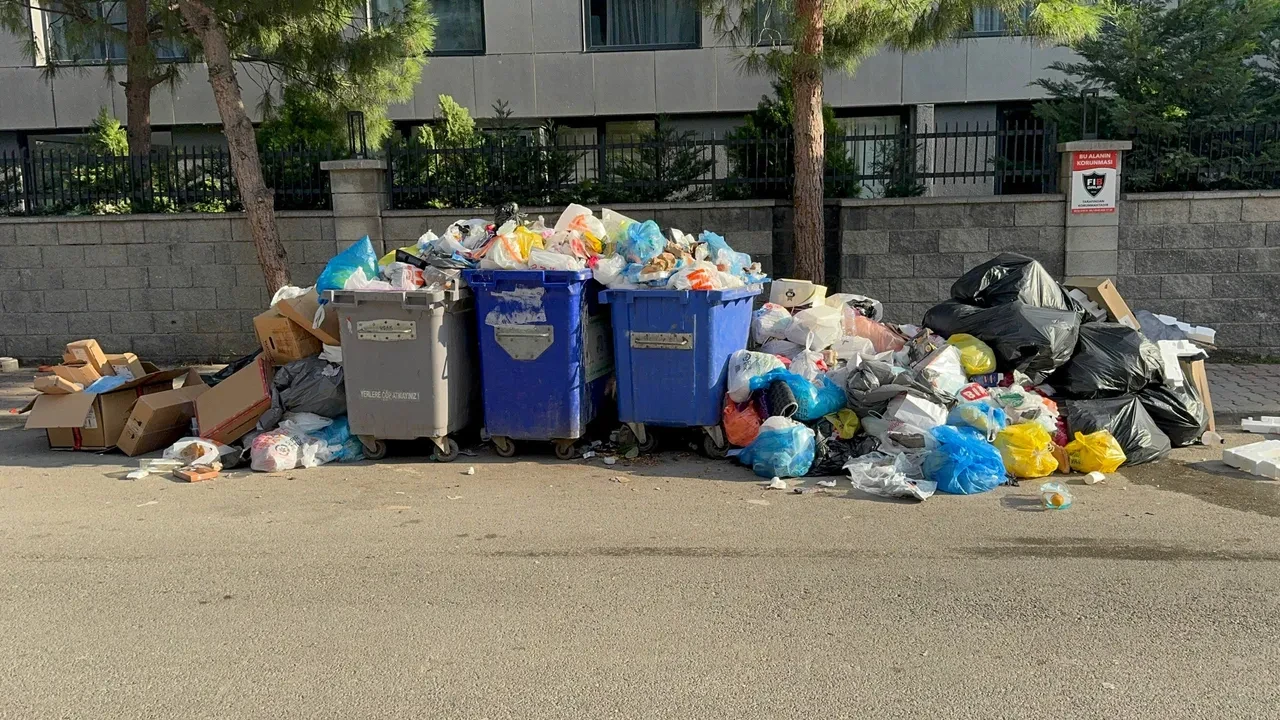 Maltepe Belediyesi işçi alacaklarını ödeyemedi, ilçe çöplüğe döndü!