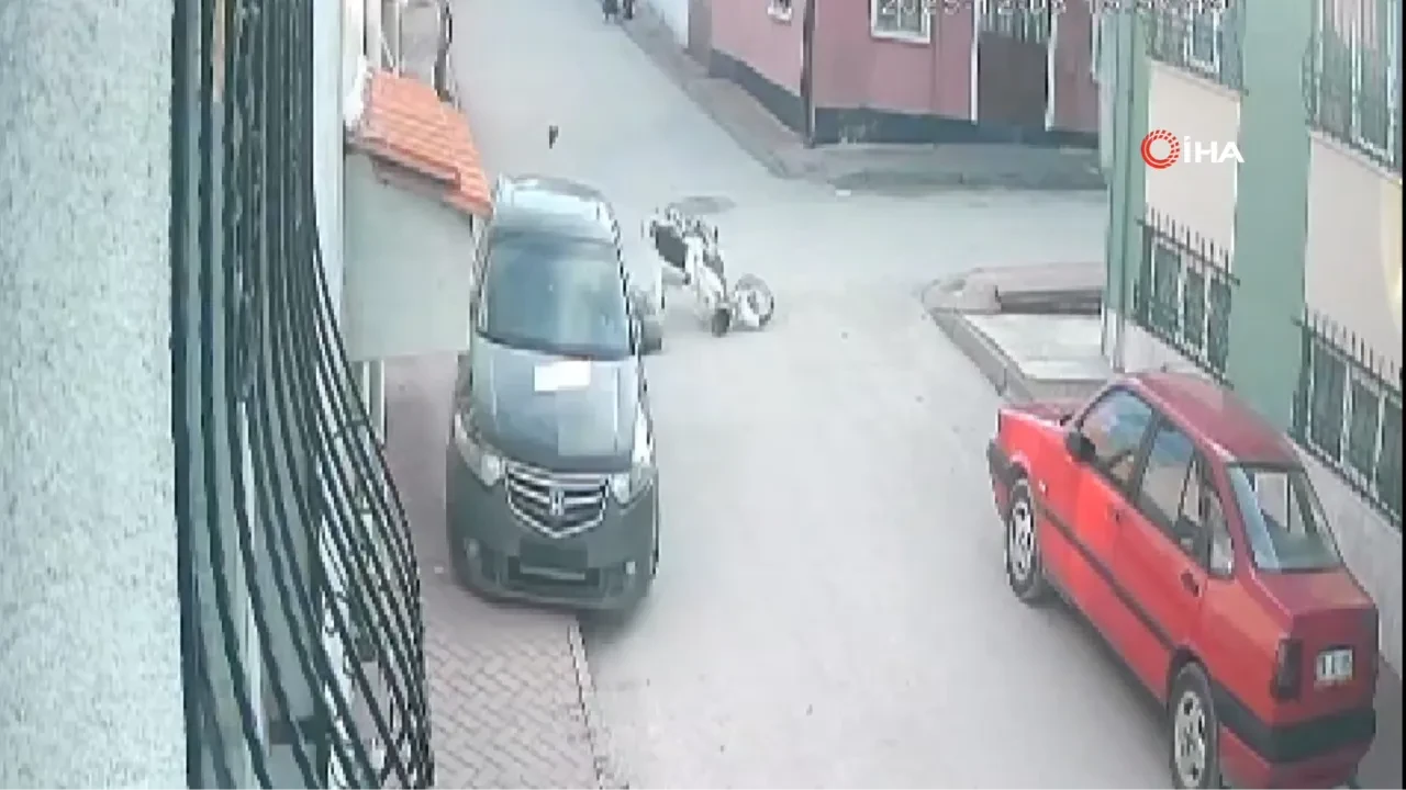 Motosiklete çarpan araç hızla kaçtı, 2 kişinin havada takla attığı anlar kamerada!