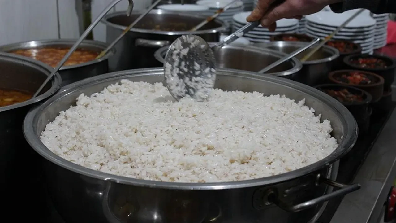 Pilavı ısıtıp yemek sandığınız kadar masum olmayabilir! "Kızarmış Pilav Sendromu"nu duyunca mutfağınızdaki o tencereye bir daha bakacaksınız