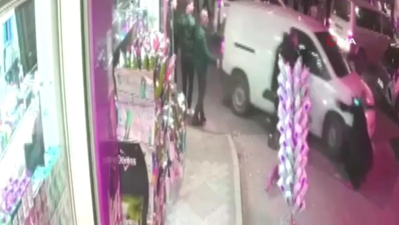 Polisten kaçarken yaşlı kadını ezdiler: Olay anı kamerada