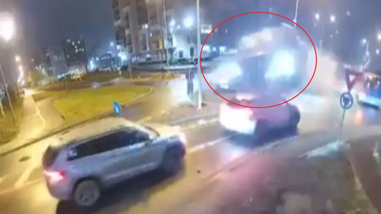 Romanya'da feci kaza! Kavşağa çarpıp iki aracın üzerinden uçtu