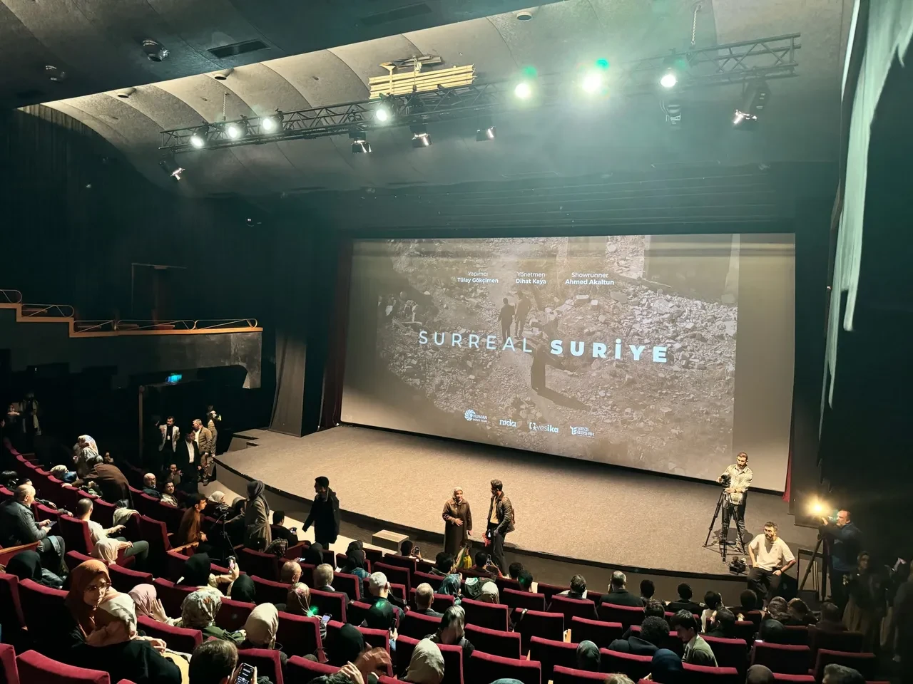 Suriye'deki zulmün 'Gerçeküstü' tanıklığı! Zindanlardan kurtulanların belgeseli gözyaşlarıyla izlendi